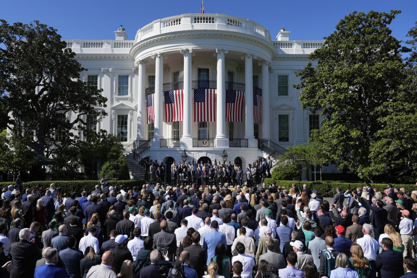 Fotografija Trampa na kojoj je prikazan kao papa