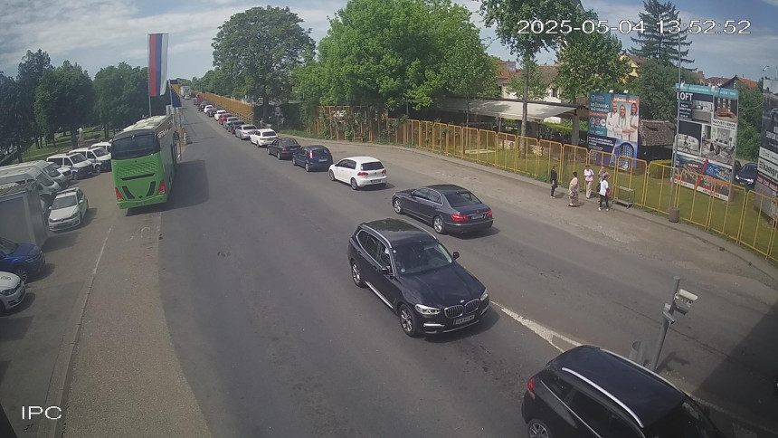 Duge kolone i višesatna čekanja na graničnim prelazima