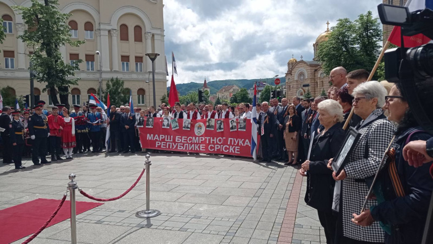 "Besmrtni puk" u BL: Učesnici nosili fotografije predaka