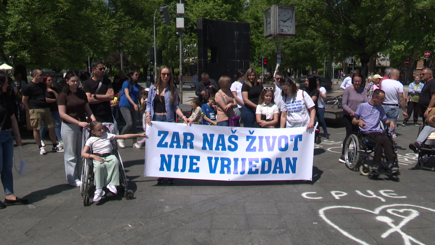 Sramota vlasti: Protest roditelja njegovatelja u BL