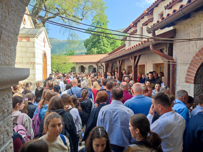 Veliki broj vjernika u Mrkonjićima kod Trebinja