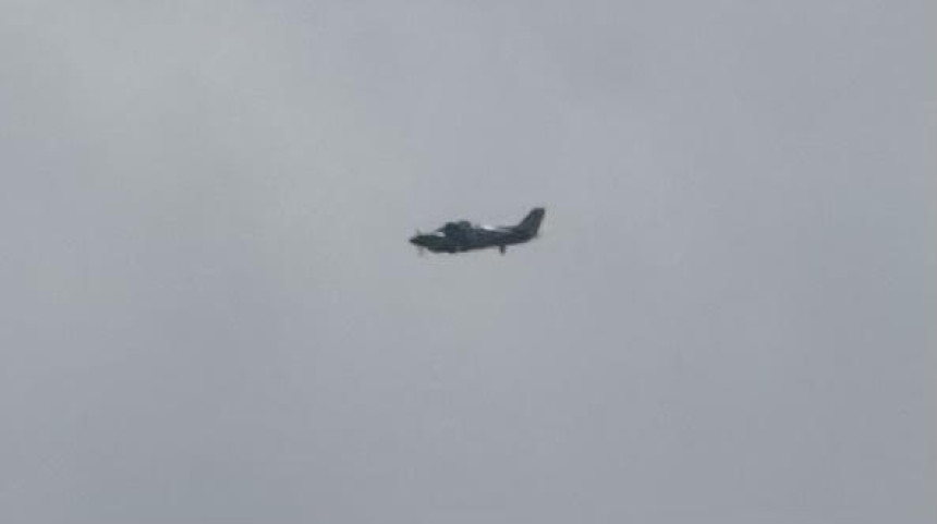 Avion Eufora leti iznad kasarne Kozara u Banjaluci