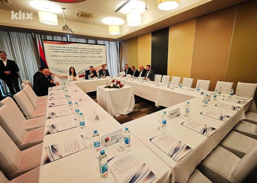 Dodik usamljen u velikoj sali hotela, izostao i Čović