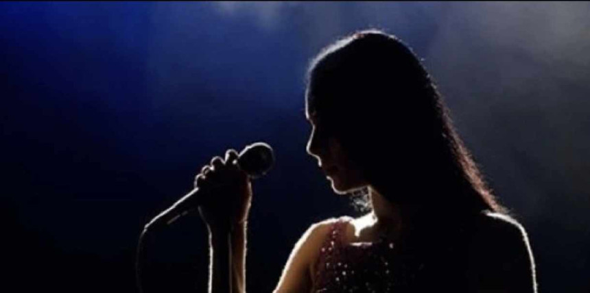 Ova pevačica je najskuplja u katalogu ali ne za pevanje!