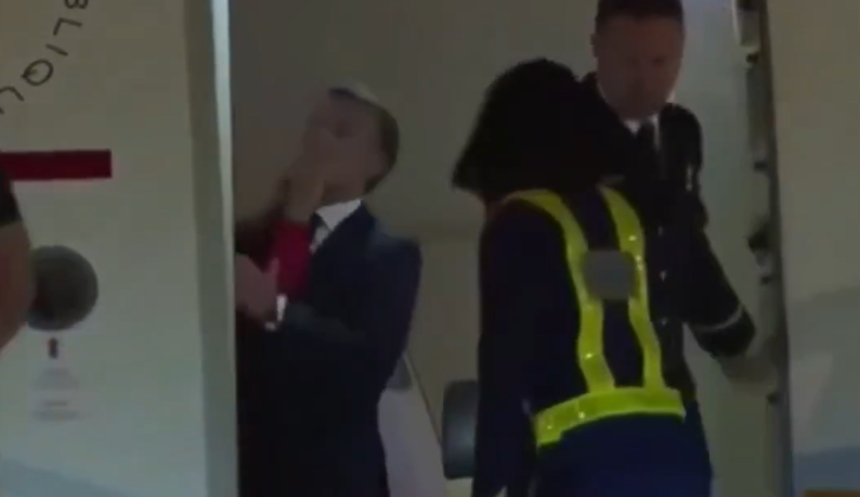 Scena u avionu: Makron dobio šamar od supruge