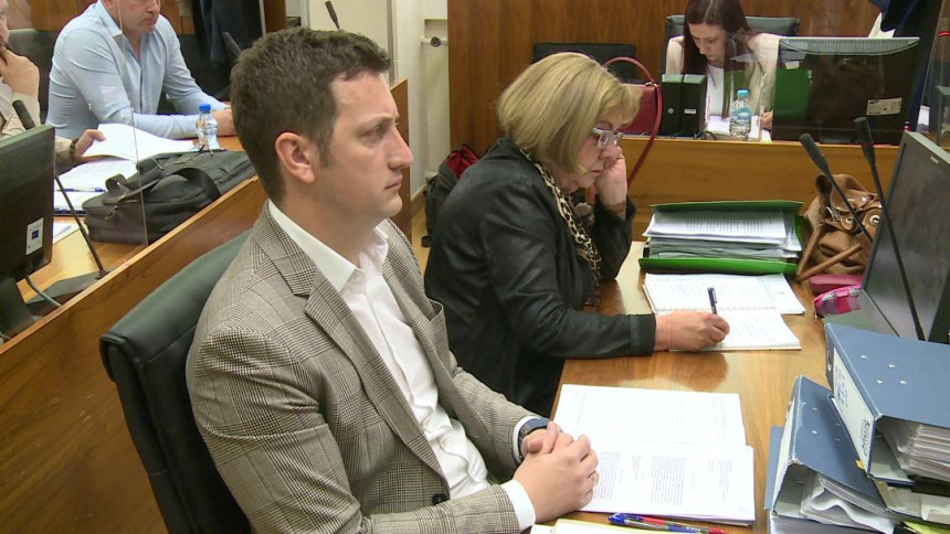 "Korona ugovori": Odijela stizala i u vrećama bez deklaracije