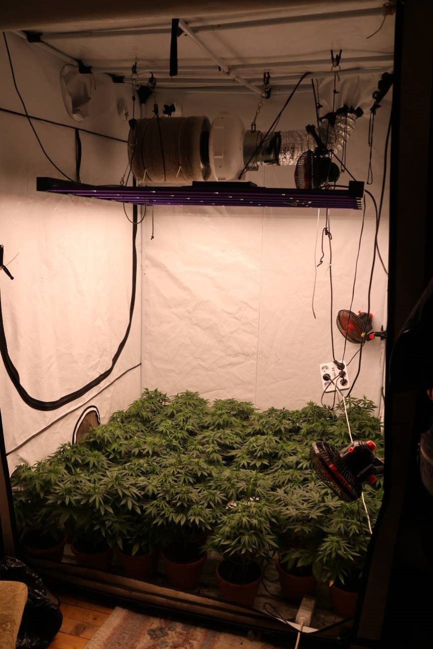 Pronađena savremena laboratorija, pancir i droga, ima uhapšenih