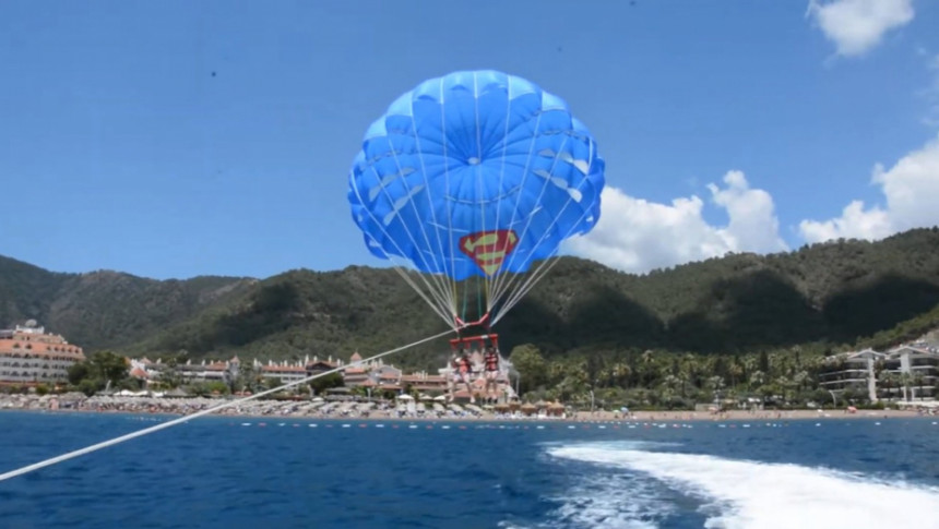 Djevojka poginula, odvezala se sa sajle tokom parasejlinga