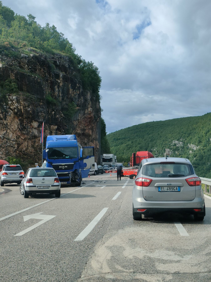 Sudar kod Mrkonjić Grada, saobraćaj obustavljen
