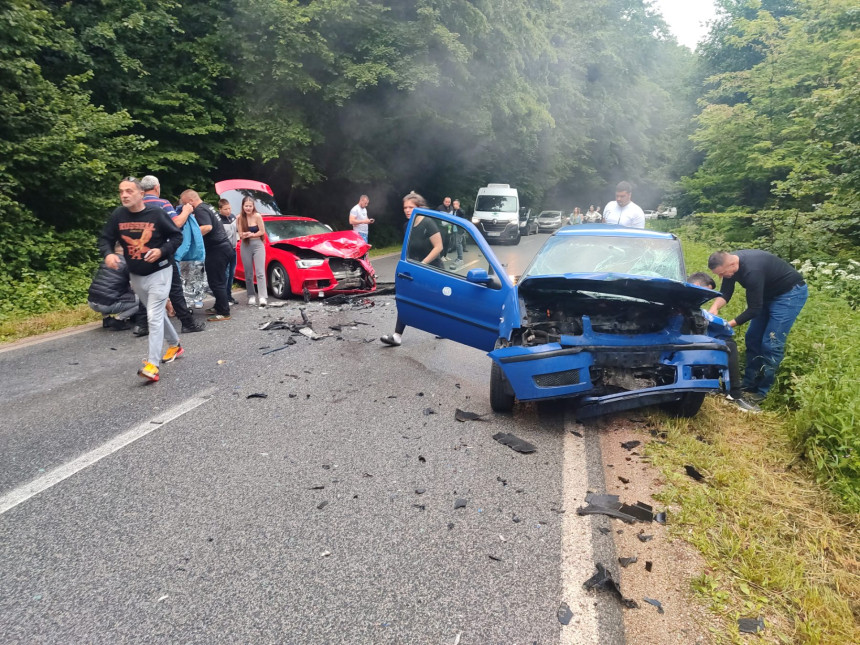 Težak udes kod Milića, četiri osobe povrijeđene