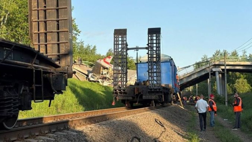 U Rusiji urušio se železnički most sa teretnim vozom