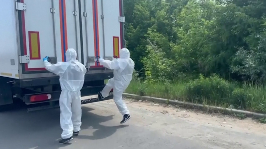 Kolona s tIjelima ukrajinskih vojnika na mestu razmene