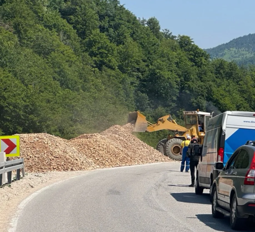 Sanacija klizišta na putu Gacko - Foča, zastoji do pola sata