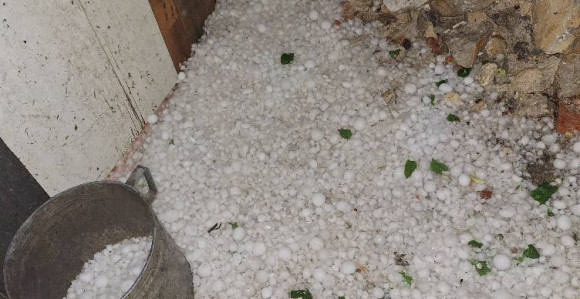 Jako nevrijeme u Sloveniji: Oštećeni krovovi i vozila