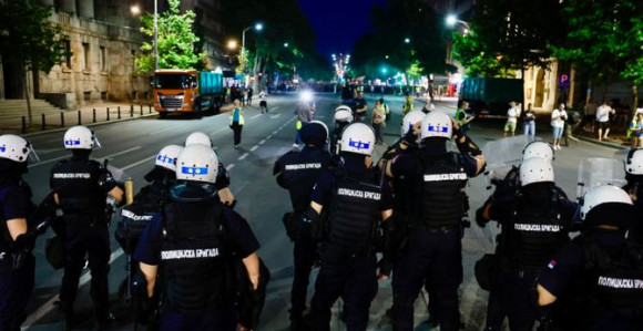 Kordon policije između studente blokadere i studenata koji žele da uče