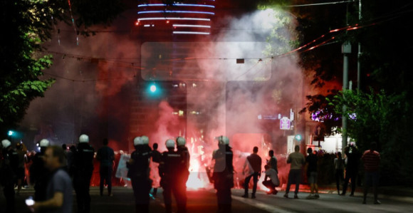 OJT: Tri osobe zadržane do 48h zbog napada na službeno lice tokom protesta u subotu