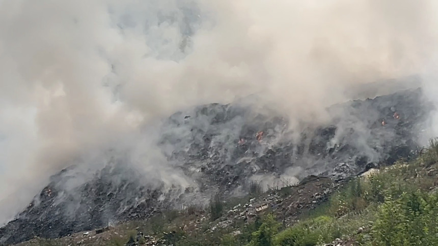 Požar na deponiji Krupačke stijene i dalje tinja