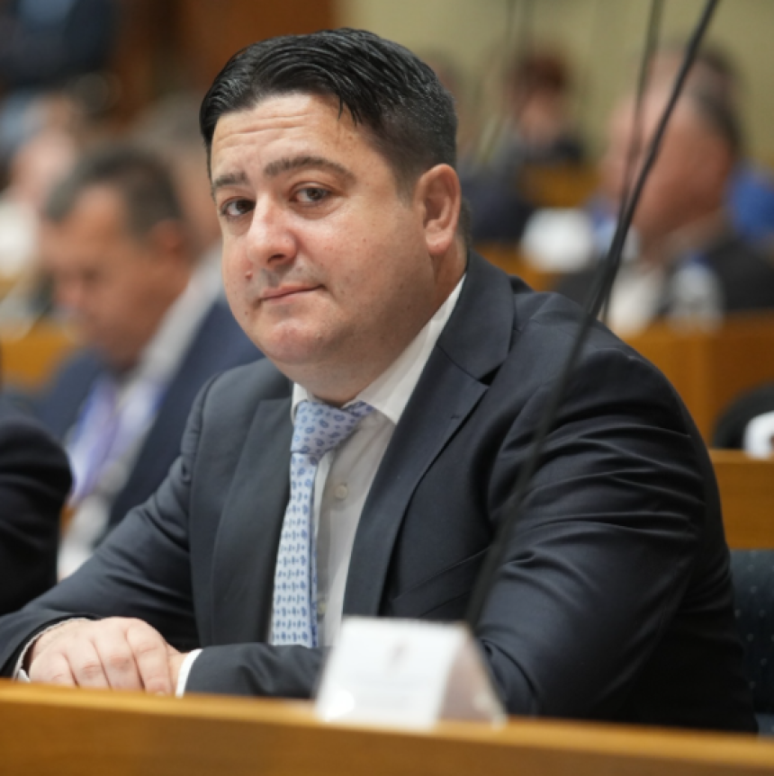 Četiri miliona KM za stručne usluge u kabinetu Dodika