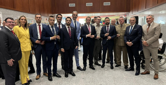 Slike iz Ambasade SAD šalju poruku iz čuvene audicije: Priiimiii meee!