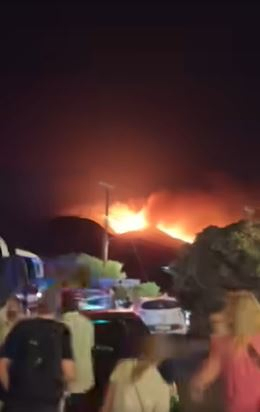 Borba s požarom na Kritu, evakuisane stotine turista