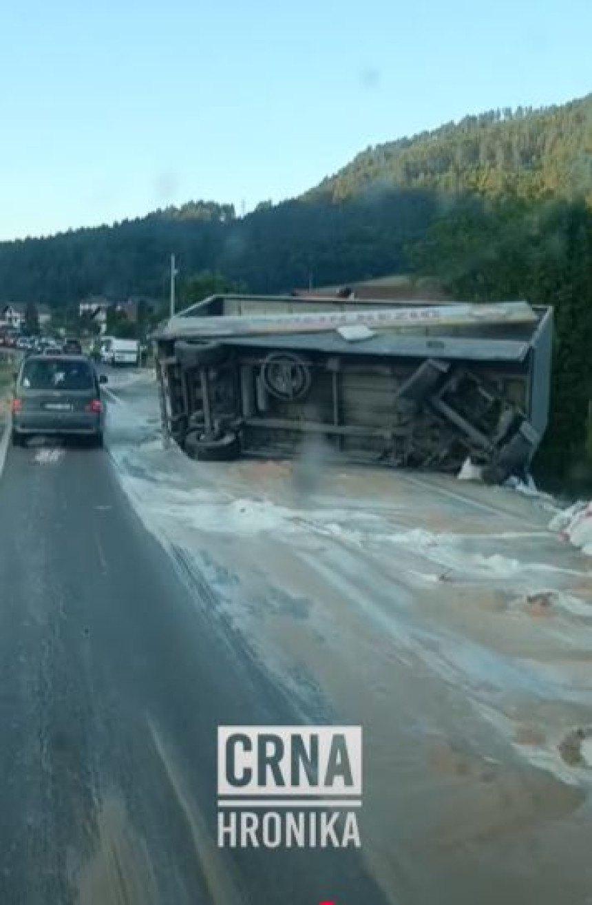 Kamion se prevrnuo kod Doboja, prosule se vreće brašna