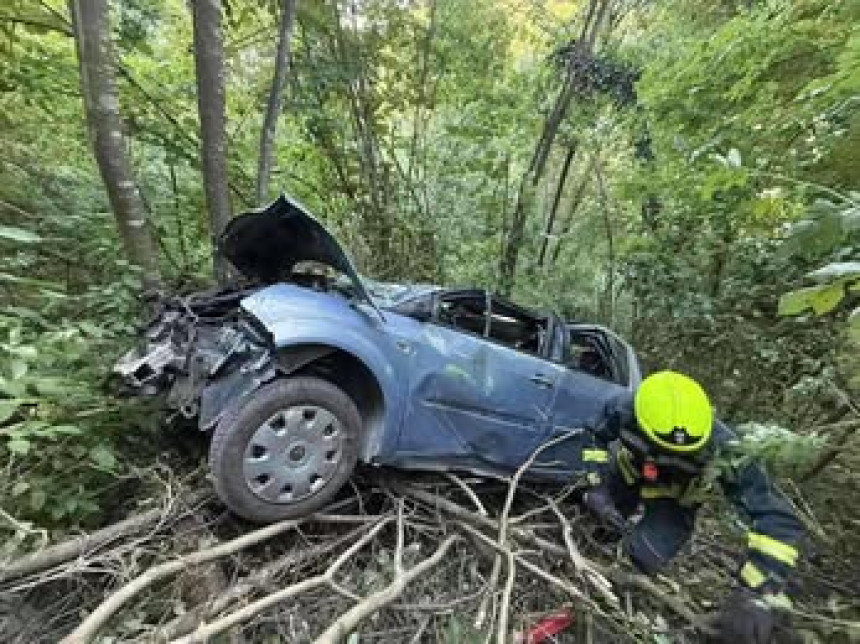 Banjaluka: Vozilom sletjeli u provaliju, dvoje povrijeđeno