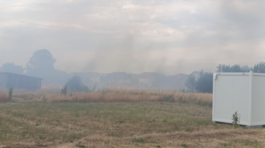 Bijeljina: Požar zahvatio njive, zbog vjetra se širi do kuća