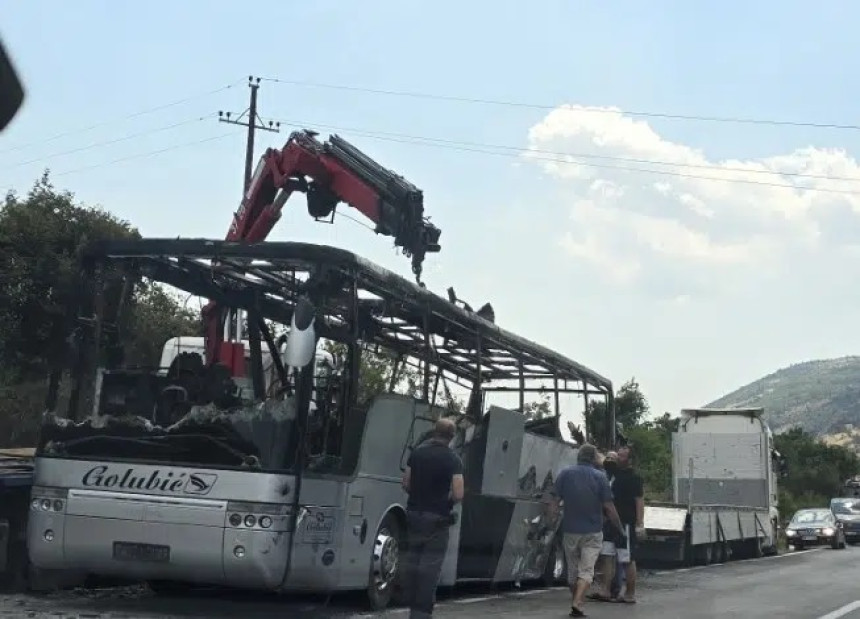 Zapalio se autobus iz Srpske na putu u Crnoj Gori