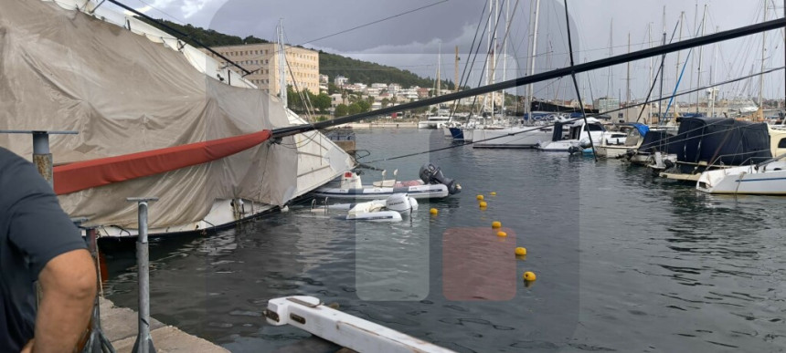 Nevrijeme u Splitu, jedan brod potonuo nakon sudara