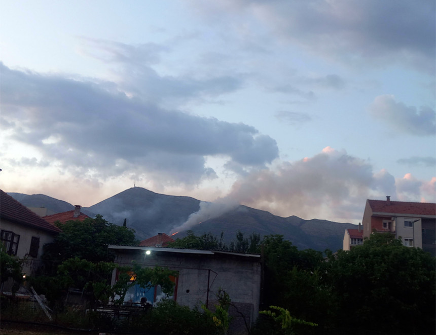 Trebinje: Požar se širi Leotarom, vatrogasci brane kuće od vatre