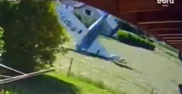 Avion se iznenada srušio u dvorište, kamere sve snimile