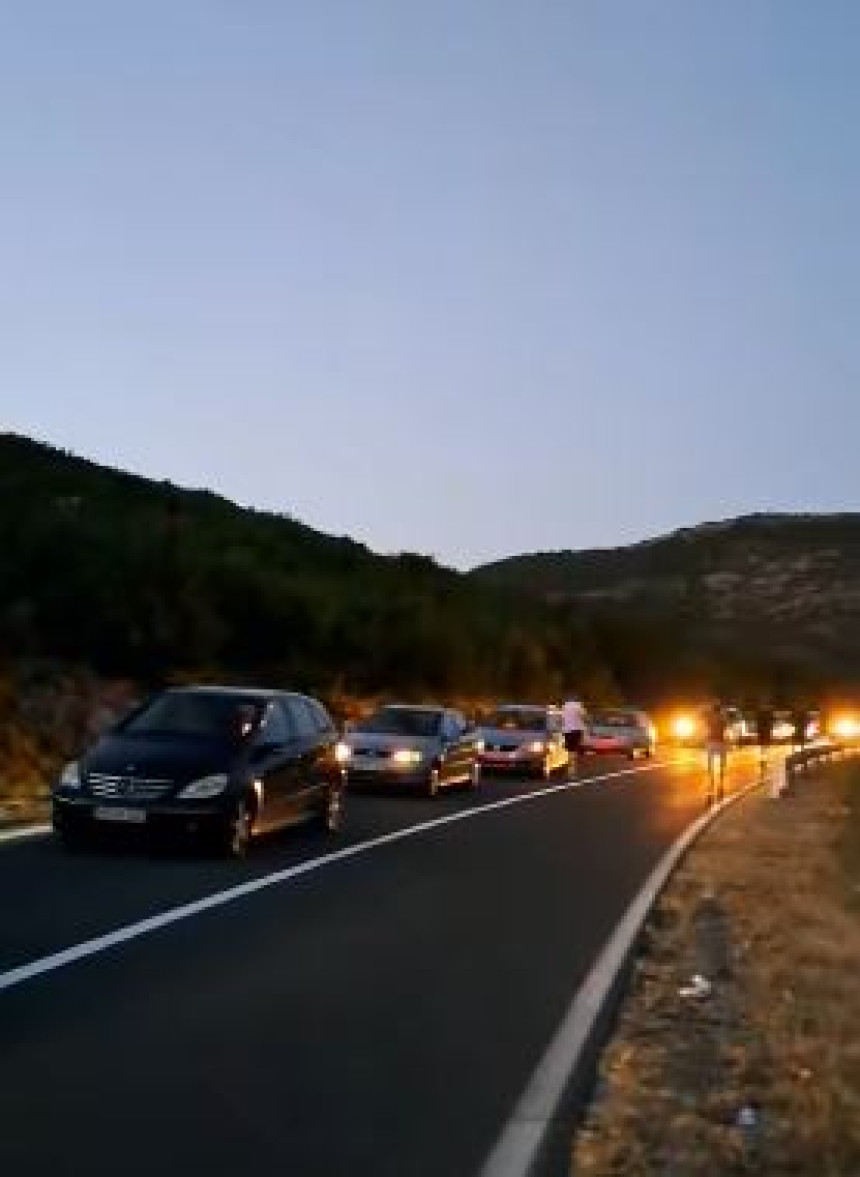 Obustava saobraćaja na ulazu u Trebinje zbog požara