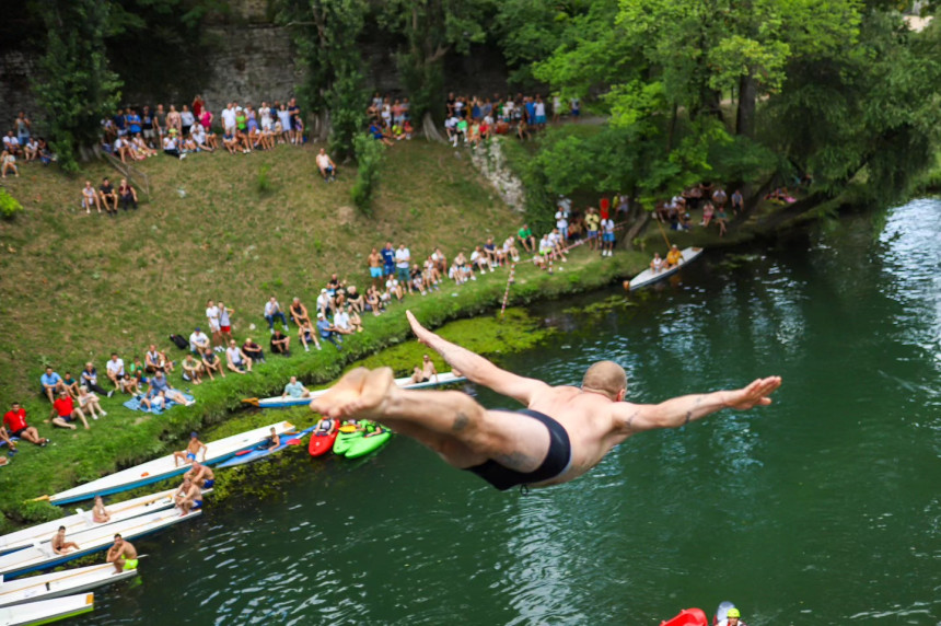 Tradicionalni skokovi sa Gradskog mosta u Banjaluci