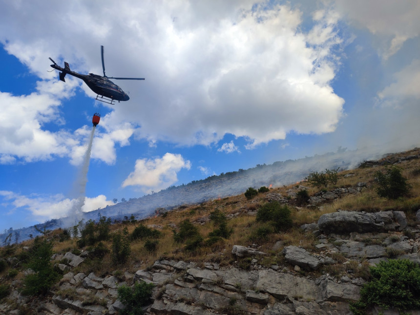 Požari u nekoliko sela oko Trebinja još su aktivni