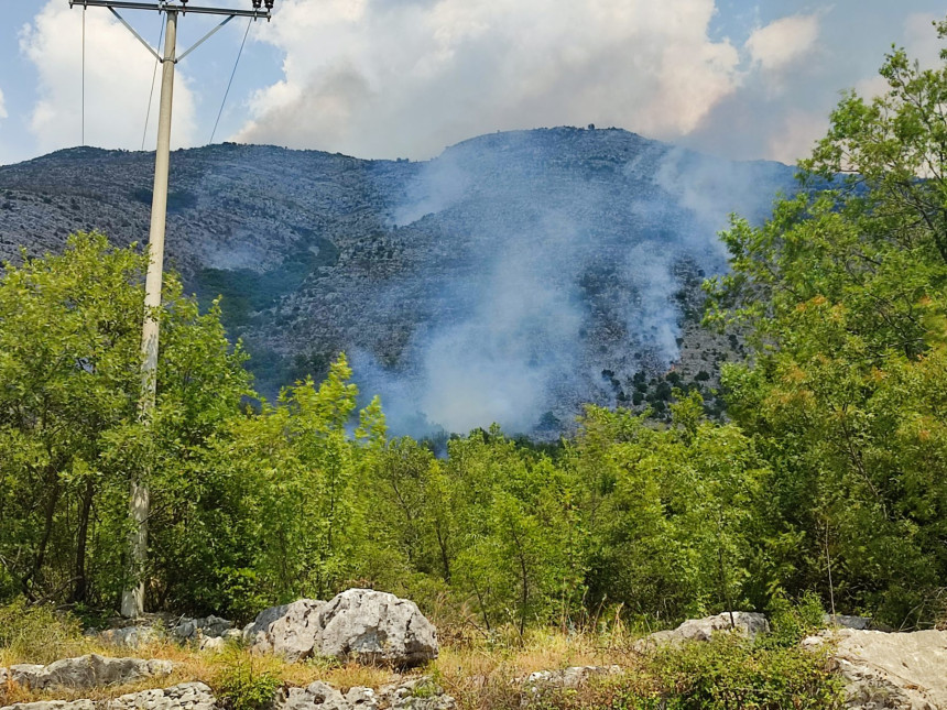 Borba sa požarima oko Trebinja još traje, vjetar širi vatru