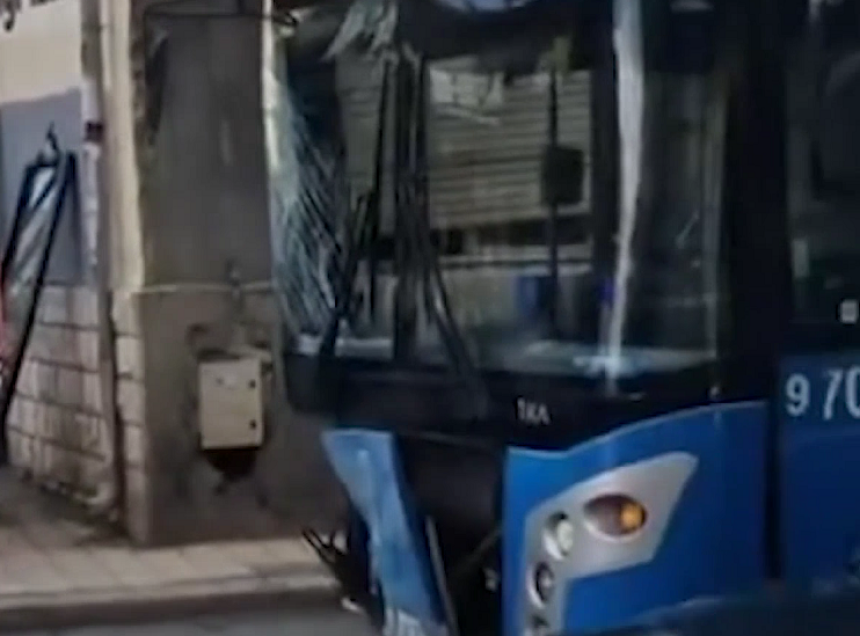 U sudaru autobusa i auta u Novom Sadu 10 povrijeđenih