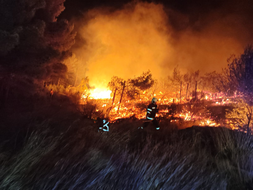 Zbog požara kod Brača evakuisani hotel i kamp