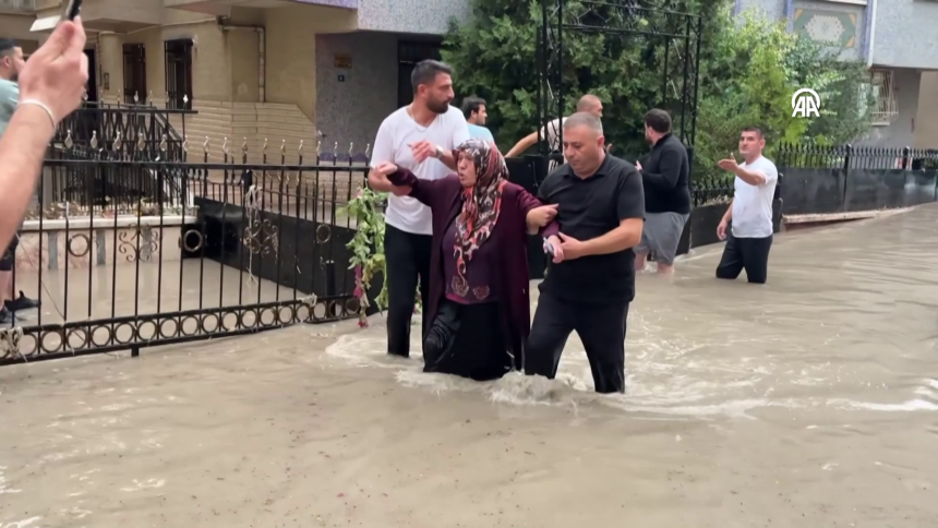 Veliki dio Ankare poplavljen, strašno nevrijeme i jaka kiša
