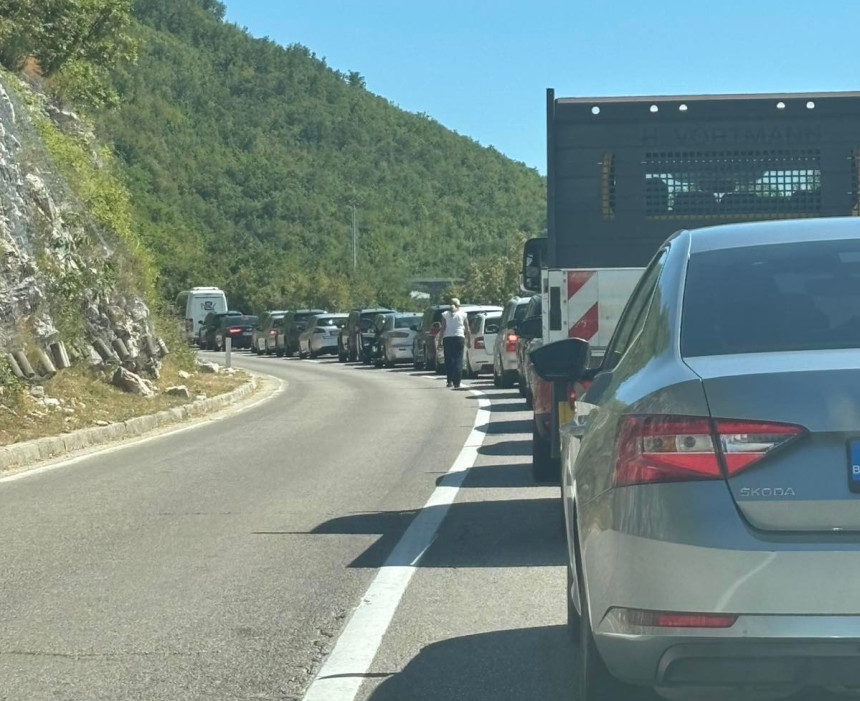 OPREZ: Ogromna gužva na prelazu Zupci - Sitnica