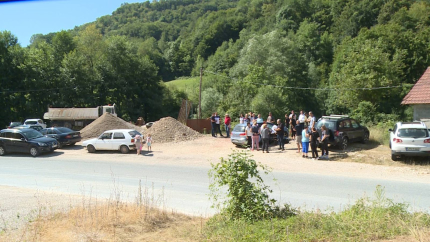 Mirni protest mještana Osmaka zbog kamenoloma