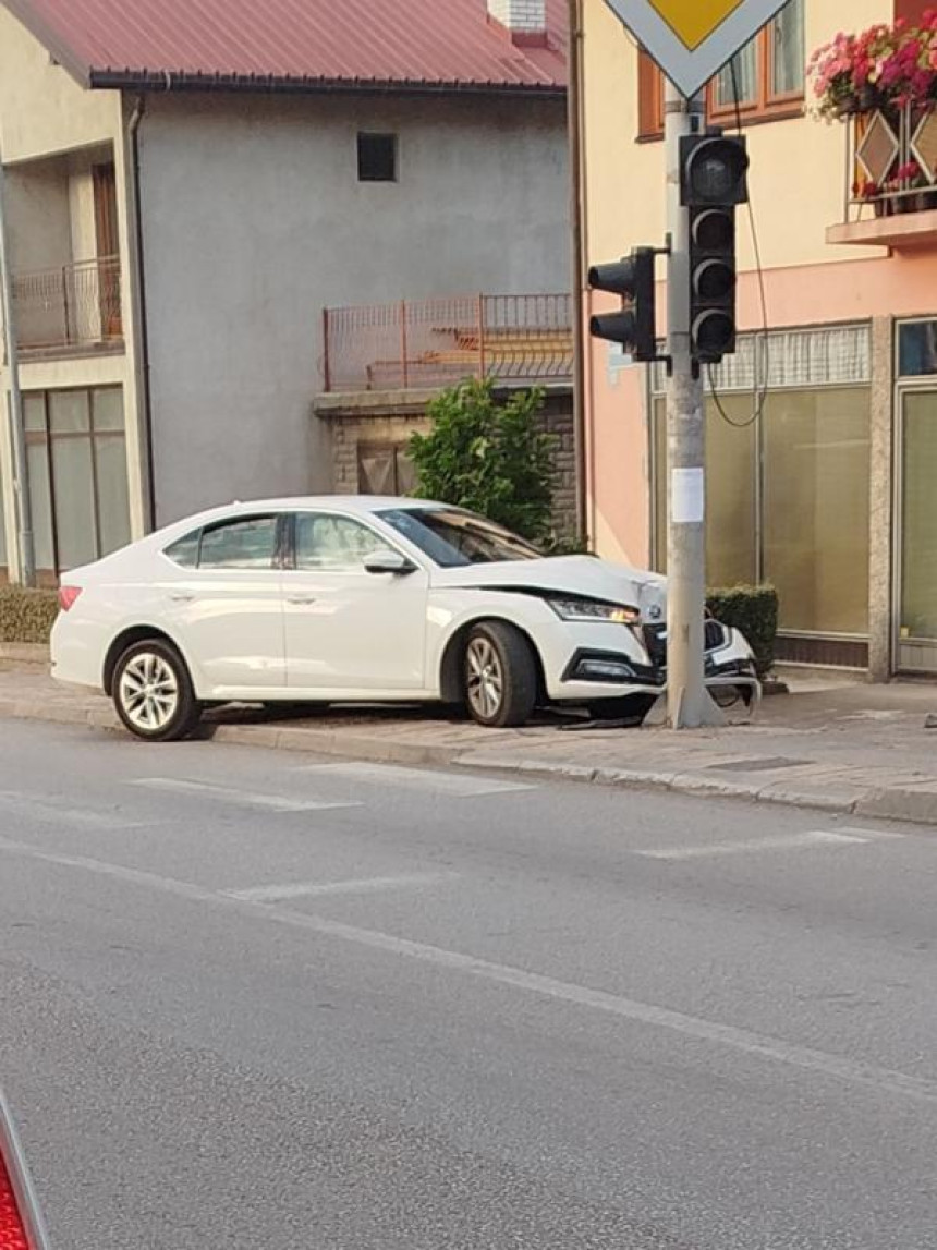 SNSD funkcioneri se bahate, policija posmatra i ćuti