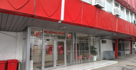 Tuča ispred stadiona pred meč Zvezda - Linkoln