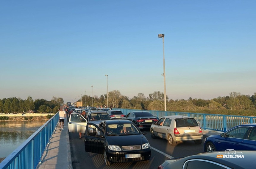 Kolaps na Pavlovića mostu: "Stojimo u mjestu dva sata"