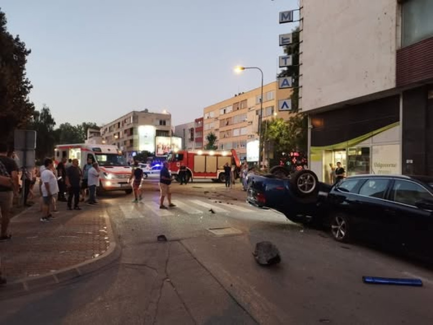 Sudar u centru Banjaluke, vozilo završilo na krovu
