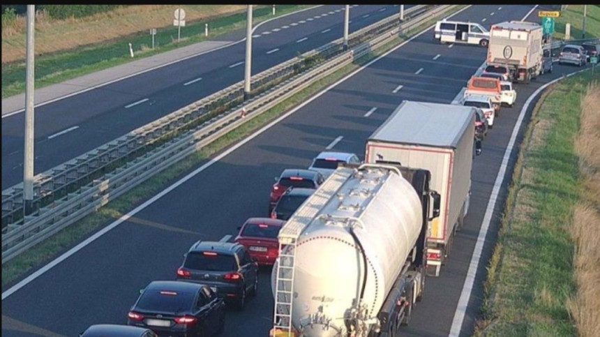 U sudaru cisterne i pet automobila poginulo jedno lice