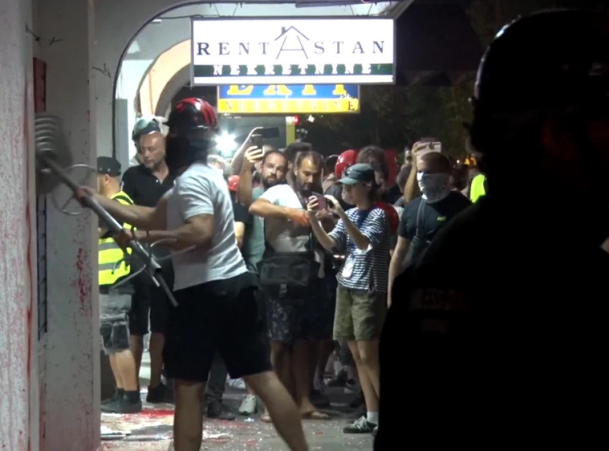 Novi Sad: Učesnici protesta demolirali prostorije SNS