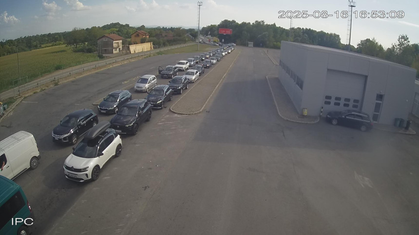 Velike gužve na graničnim prelazima sa HR i Crnom Gorom