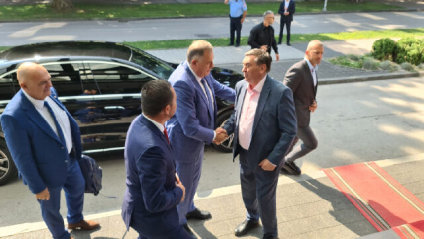 Dodik dijeli lične poklone, nema darova iz Palate?