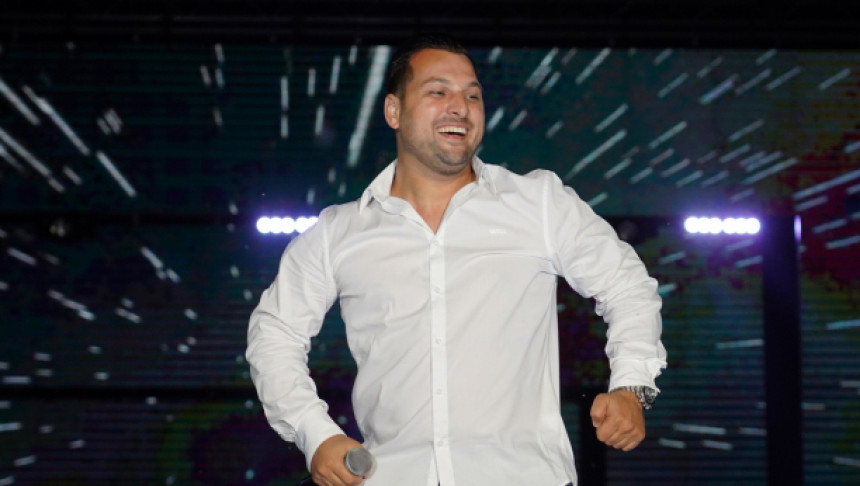 Pevač čeka šesto dete, svake godine nova beba!