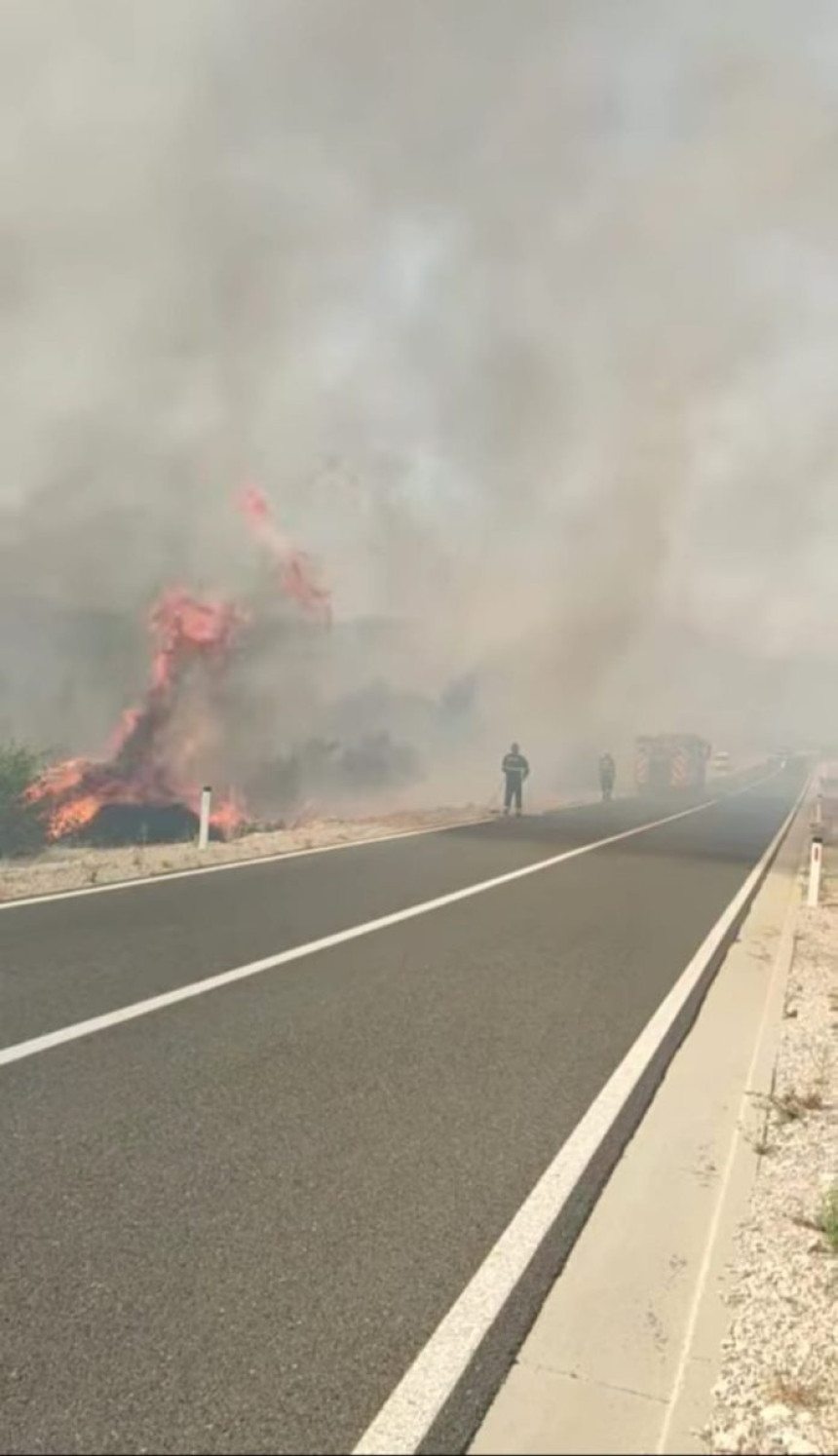 Zbog velikog požara zatvoren put Neum - Stolac